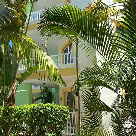 Spacious 2 Bedroom Condo With Pool Close To Beach